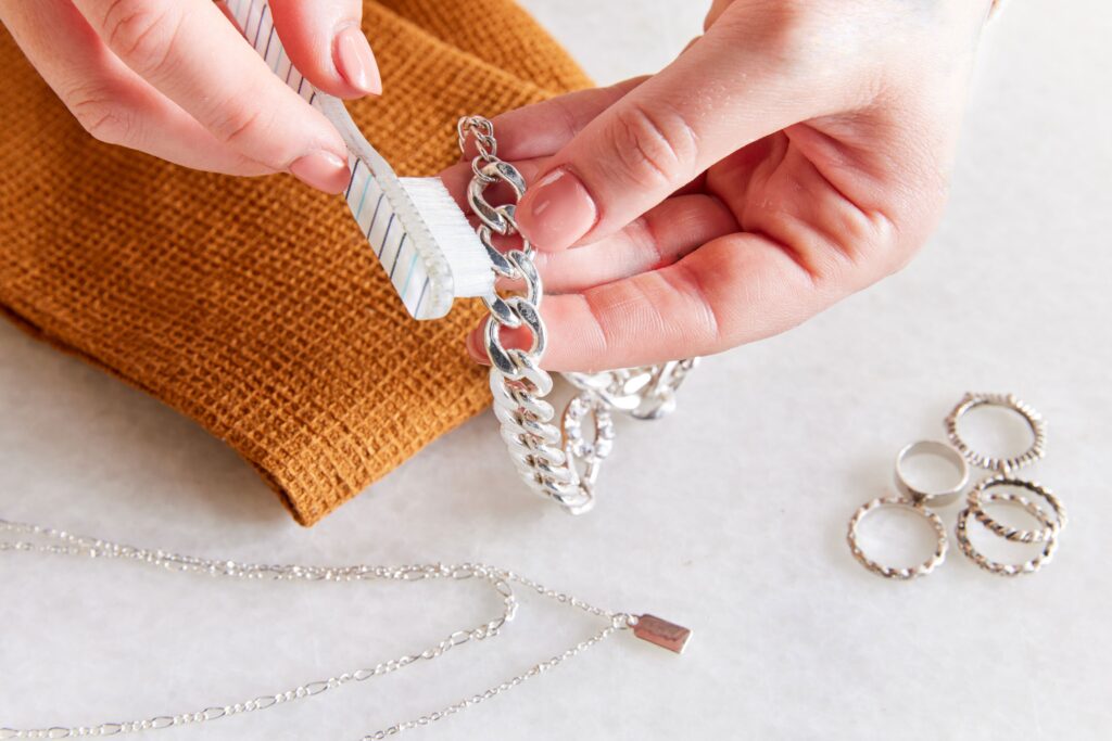 How-to-Clean-Silver-Jewelry-Primary-pandea-dubai