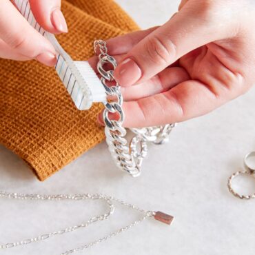 How-to-Clean-Silver-Jewelry-Primary-pandea-dubai